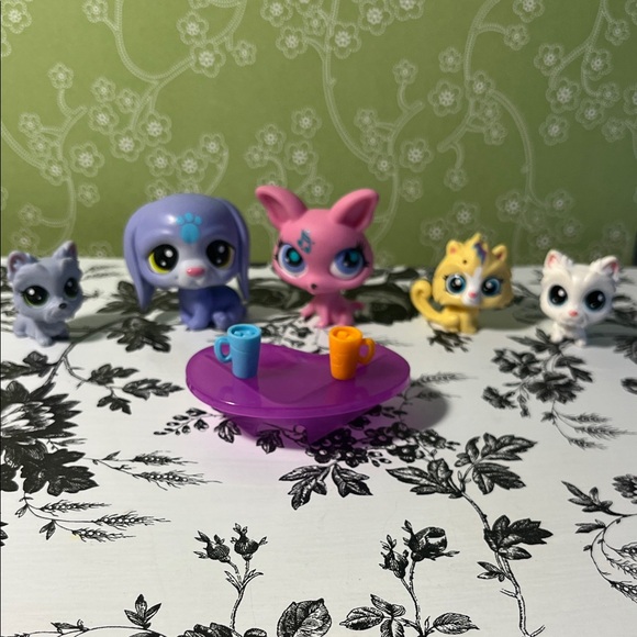 Littlest Pet Shop Colorful Pet Figures with Accessories #8 - Picture 1 of 3